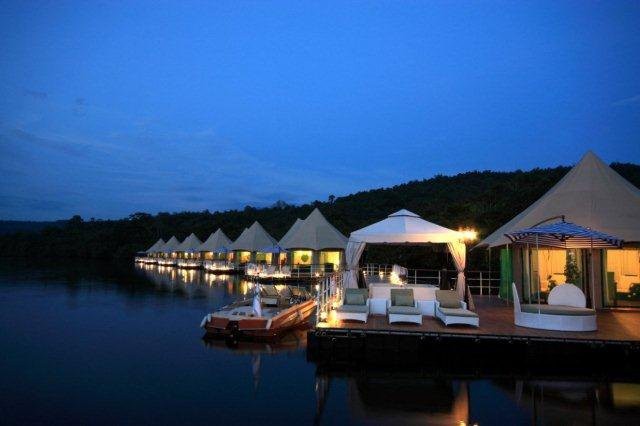 4 Rivers luxury floating lodge Cambodia by night