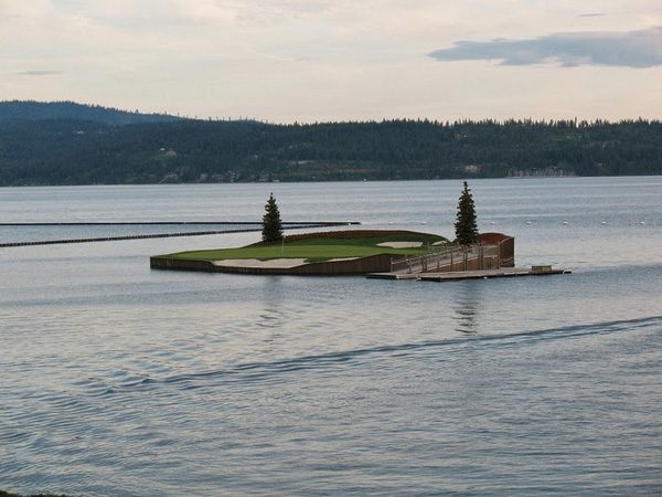 a-floating-golf-course-in-coeur-dalene-that-moves-4